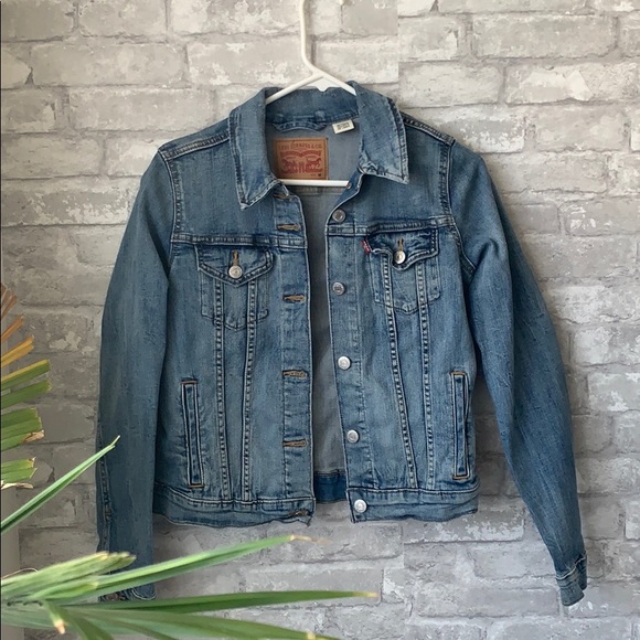 Levi's Jackets & Blazers - 🌱fresh listing! Levi’s denim jacket